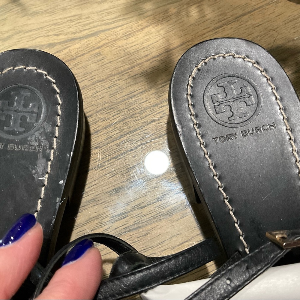 Tory Burch Black Leather T-Strap Sandals with Gold Chain Detail - Picture 2 of 4